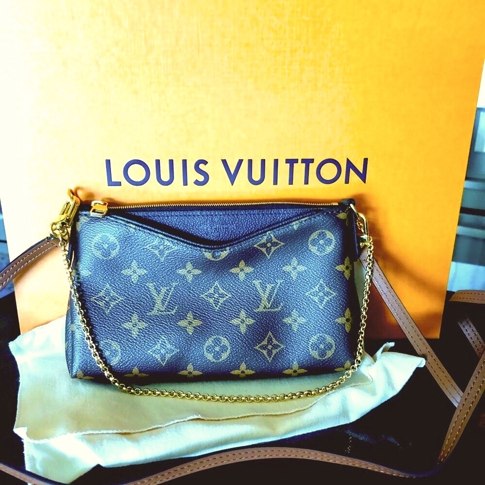 Louis Vuitton Pallas Clutch Black( 2018) used maybe 2x !Excellent Condition !!